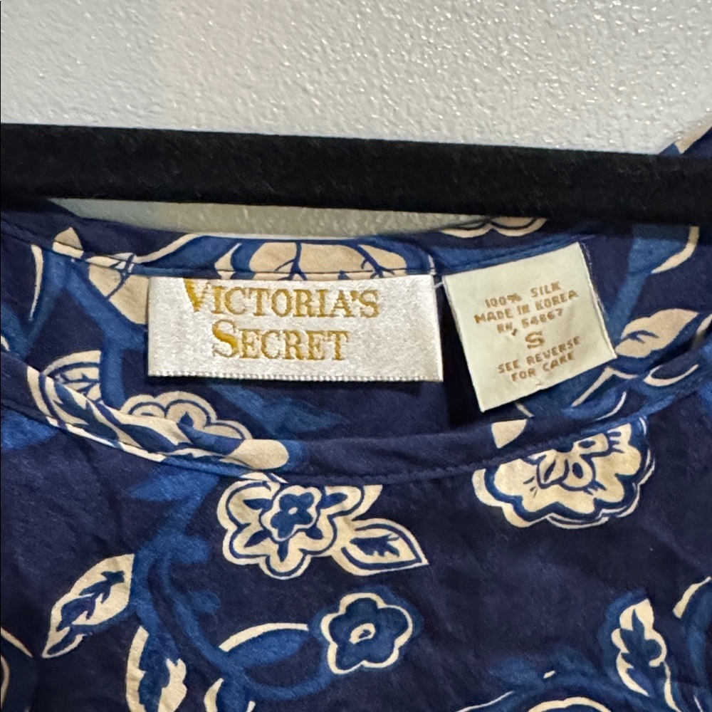 Vintage Victoria’s Secret 100% silk size small top - Picture 2 of 6